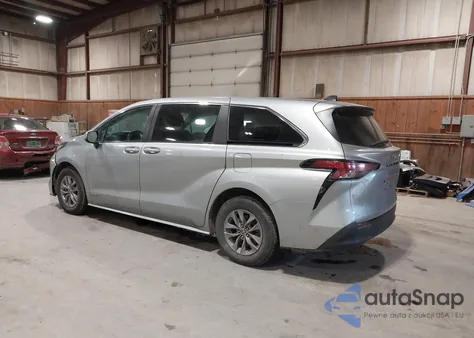 2021 Toyota Sienna Le z USA, uszkodzony, nr VIN 5TDKSKFC8MS036800